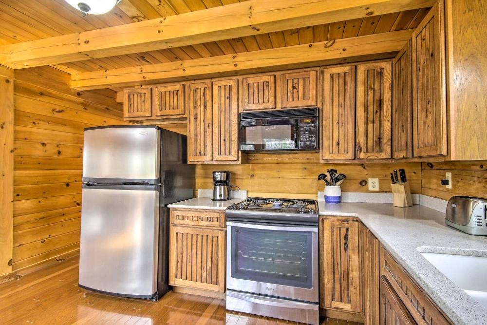 Comfortable Log Home about 4 Miles to Shenandoah River