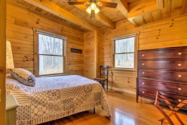 Comfortable Log Home about 4 Miles to Shenandoah River image 17