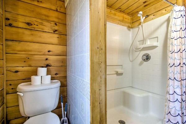 Comfortable Log Home about 4 Miles to Shenandoah River image 19