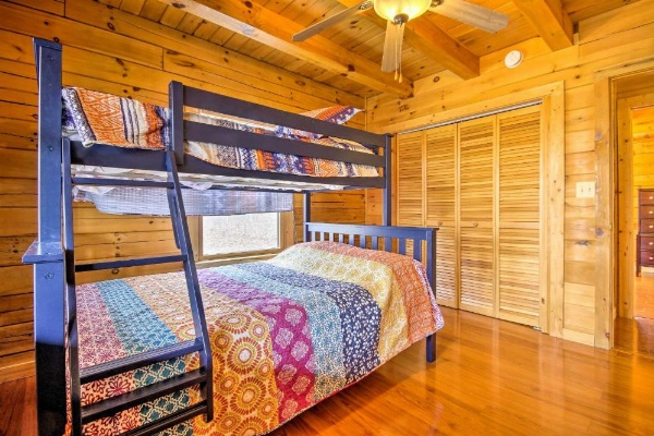 Comfortable Log Home about 4 Miles to Shenandoah River image 21